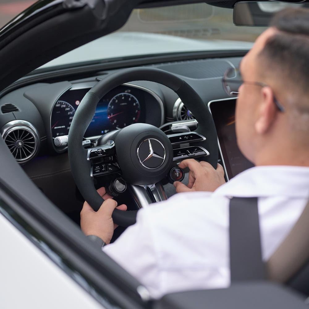 Cockpit und Lenkrad des Mercedes-AMG SL Roadsters.
