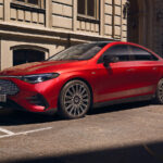 Roter Mercedes-Benz CLA der auf einer Straße steht.