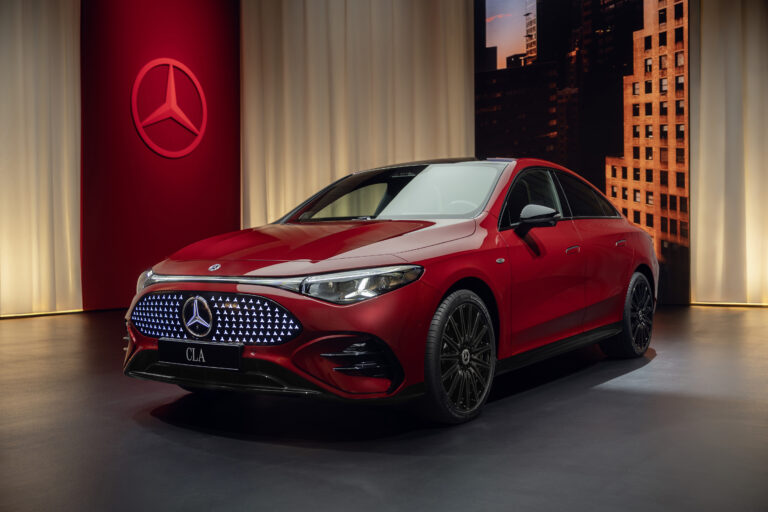 Der Mercedes-Benz CLA in der Farbe rot.