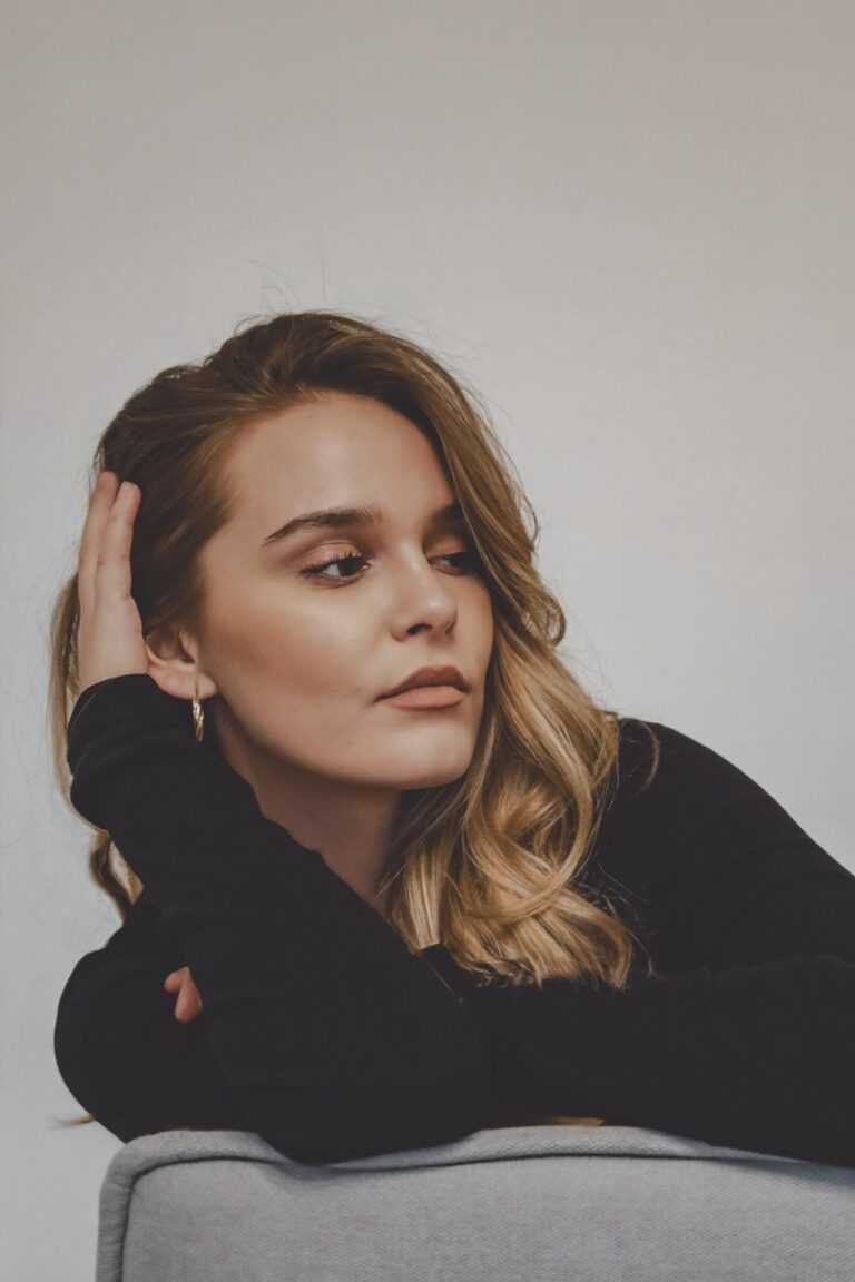 Portraitaufnahme von Singer/Songwriterin Angelina Kalke