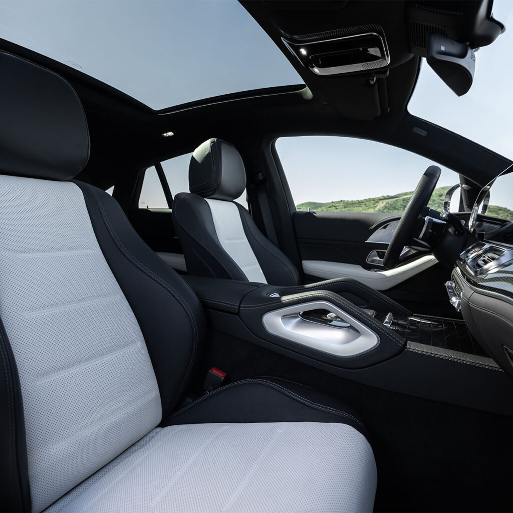 Schwarz weisse Sitze im Mercedes-Benz GLE Coupè
