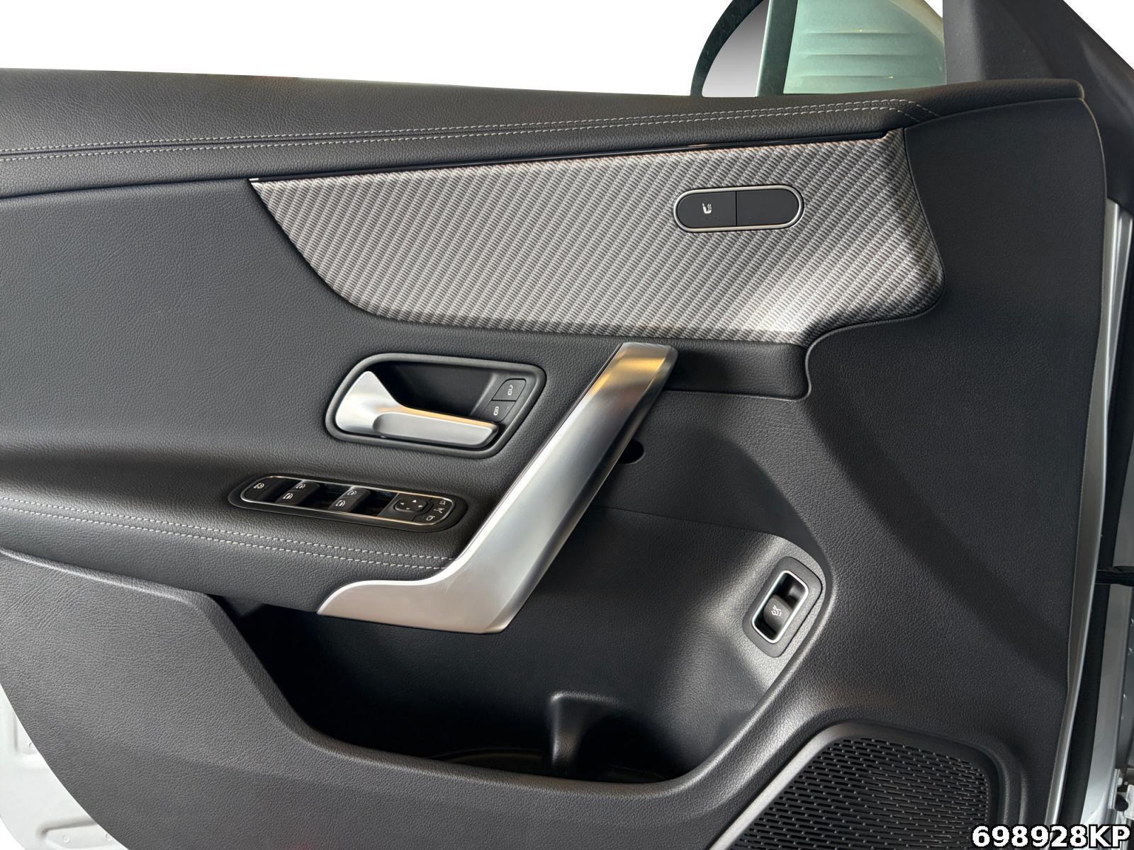 Fahrzeugabbildung Mercedes-Benz CLA 180 Progressive Lenkradhzg Kamera LED 18