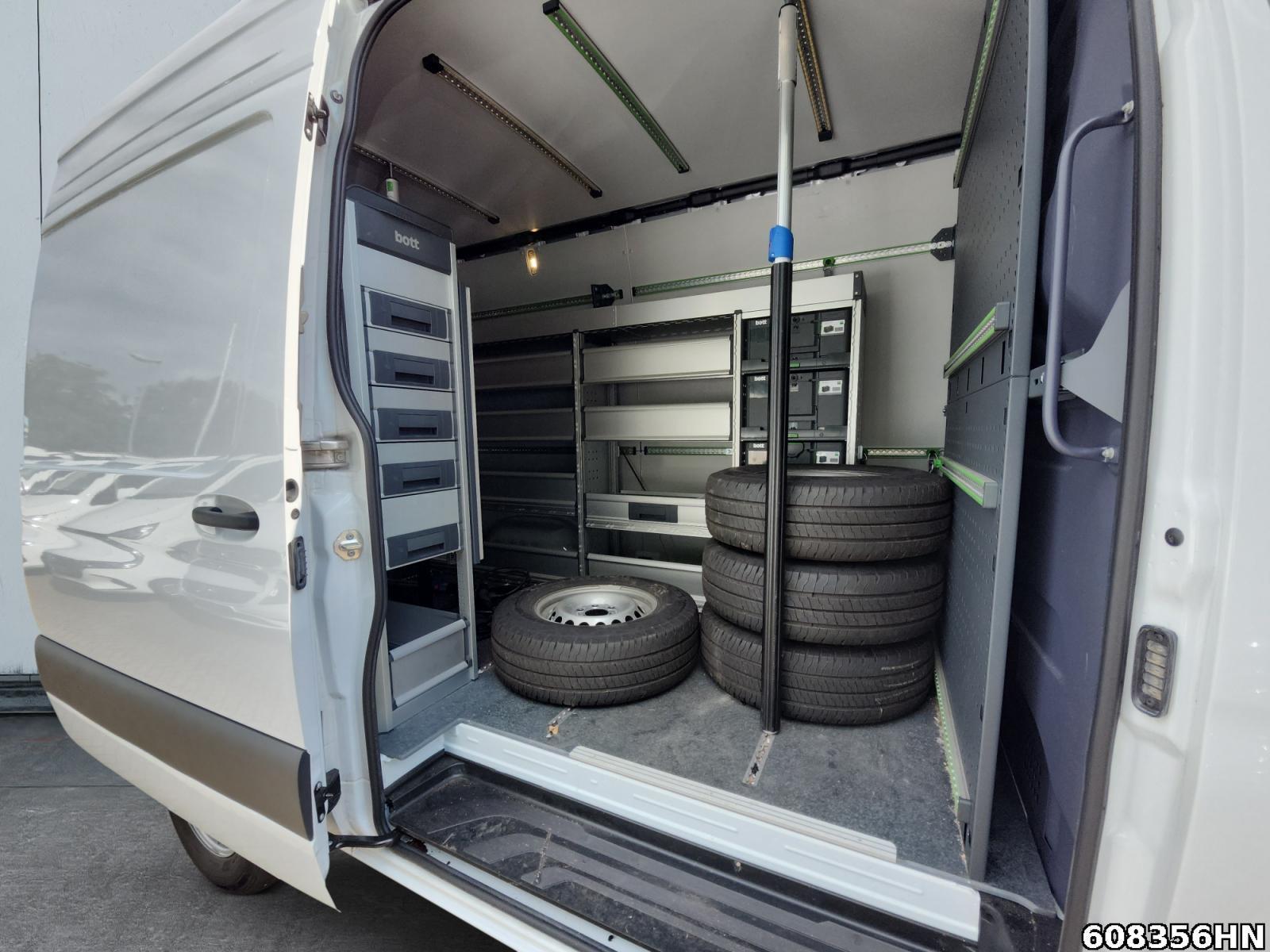 Fahrzeugabbildung Mercedes-Benz eSprinter 414 Kasten*L2H2*BOTT Regale*LED*TOP!
