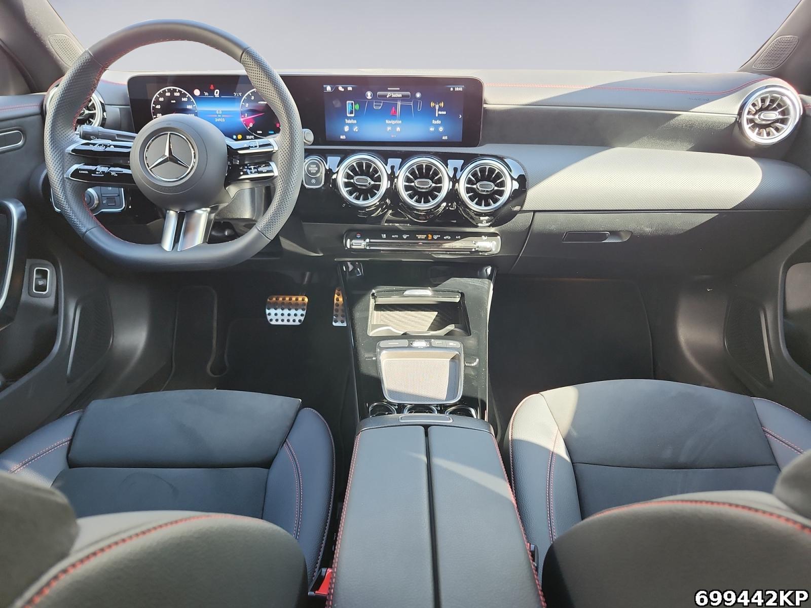 Fahrzeugabbildung Mercedes-Benz CLA 200 AMG AHK Ambiente KEYLESS LED CarPlay 19